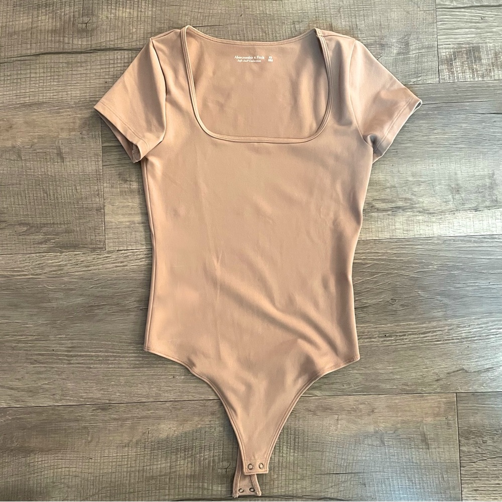 Short-Sleeve Seamless Squareneck Bodysuit